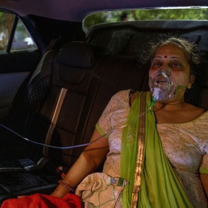 A woman with a breathing problem receives oxygen support for free inside her car at a Gurudwara (Sikh temple), amidst the spread of coronavirus disease (COVID-19), in Ghaziabad, India, April 24, 2021. Picture taken April 24, 2021. REUTERS/Danish Siddiqui