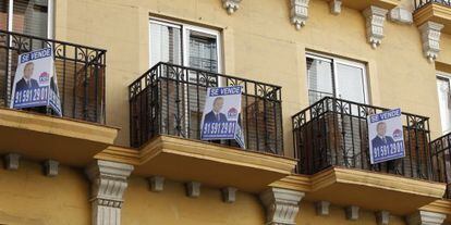 Anuncios en un edificio de la calle Modesto Lafuente de Madrid.