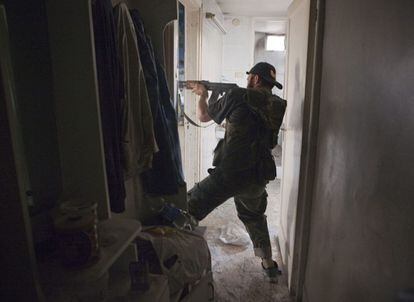 Un rebelde sirio dentro de uno de los edificios atacados en Alepo.