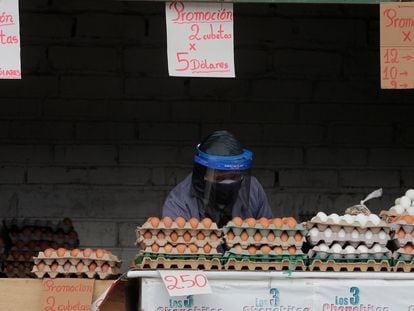 Un vendedor de huevos usa máscara contra la civid 19, el pasado julio en un mercado de Quito.