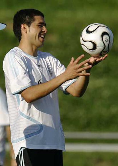 Riquelme juega con un balón durante un entrenamiento de la selección argentina en el Mundial de Alemania.