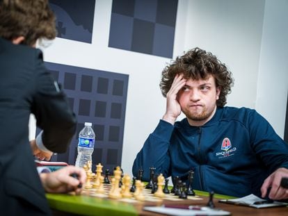 Niemann mira a Carlsen durante la partida entre ambos, el pasado día 11, en la Copa Sinquefield de San Luis (EEUU)