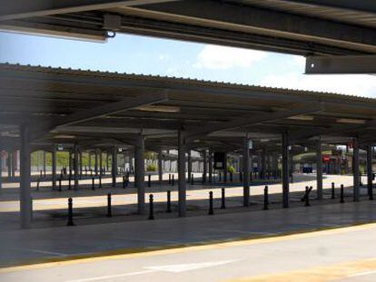 El nuevo aparcamiento de Alvedro inaugurado en junio, completamente vacío, el pasado sábado.