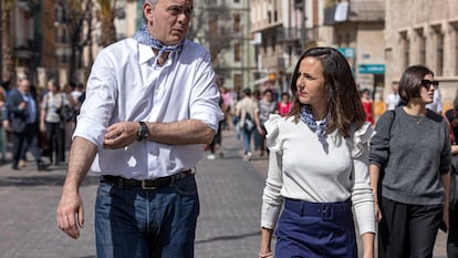 El vicepresidente segundo del Gobierno valenciano y consejero de Vivienda, Héctor Illueca, con la ministra de Derechos Sociales y Agenda 2030, Ione Belarra, caminan este lunes por el centro de Valencia, camino a la mascletà fallera.
