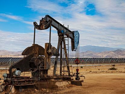 Un pozo petrolífero en California (Estados Unidos).
