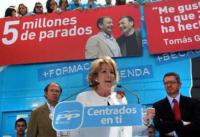 Esperanza Aguirre y Alberto Ruiz-Gallardón presentan los autobuses de campaña en la plaza de Felipe II de Madrid.