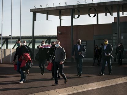 De izquierda a derecha, Rull, Forn, Cuixart, Sanchez, Turull, Romeva y Junqueras saliendo de la prisión de Lledoners el pasado 29 de enero.