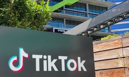 El logo de la aplicación TikTok en una oficina de Culver City, Los Ángeles.