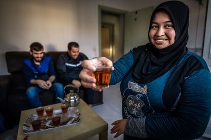 La refugiada siria Ayoush Alkhalil toma té con sabor a cereza en el salón de su casa de Tudela junto con Ibrahim Ezzeddin (a la izquierda) y su marido, Abdullah Alahmad.
