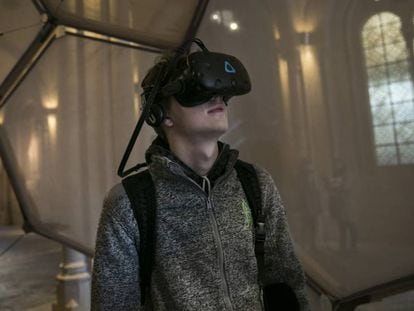 Un visitant de la instal·lació de realitat virtual 'Entrar en el quadre', a la UB.