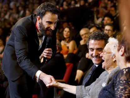 El actor y presentador Daniel Rovira (i) conversa con Antonia Guzmán, nominada a "Mejor actriz revelación" por "A cambio de nada" durante la ceremonia.