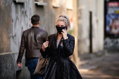 Una mujer con mascarilla en Varsovia (Polonia).