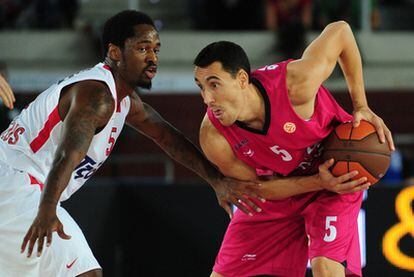 Prigioni controla el balón durante el partido ante el Olympiacos.