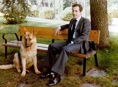 El presidente del Gobierno, Adolfo Suárez, fotografiado en en los jardines del palacio de La Moncloa.