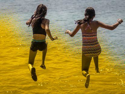 Dos personas se bañan en Bañoles (Girona).