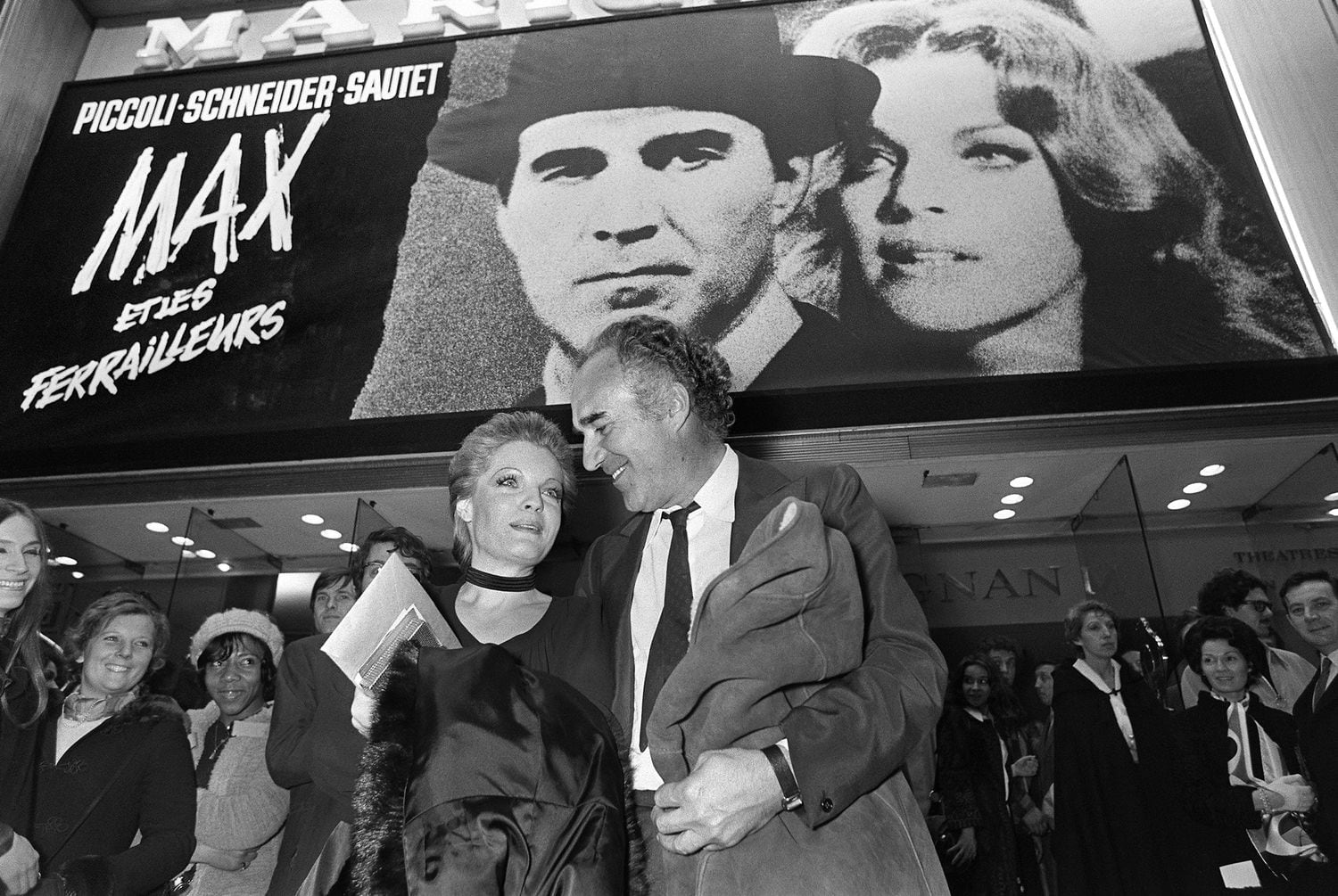 Michel Piccoli  y Romy Schneider, tras el estreno de 'Max y los chatarreros' de Claude Sautet, en París en 1971.