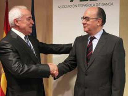 El ex presidente de la AEB, Miguel Martín (izquierda) y su suesor, José maría Roldán, el pasado 22 de abril.
