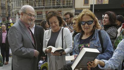 Salman Rushdie, en la celebracion de la 9ª edición de la Noche de los Libros de Madrid, en 2014.