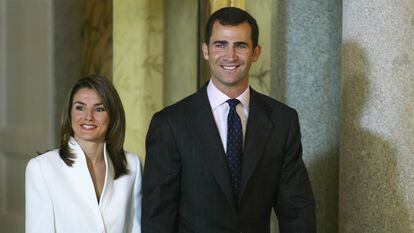 Felipe de Borbón y Letizia Ortiz Rocasolano, en el Palacio Real de El Pardo (Madrid), tras la petición oficial de mano, el 6 de noviembre de 2003.