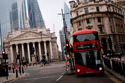 Un autobús circula por la ciudad financiera de Londres, este lunes.