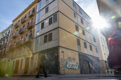 Fachada del edificio cerrrado de viviendas públicas de la calle Tejedores de Valencia.