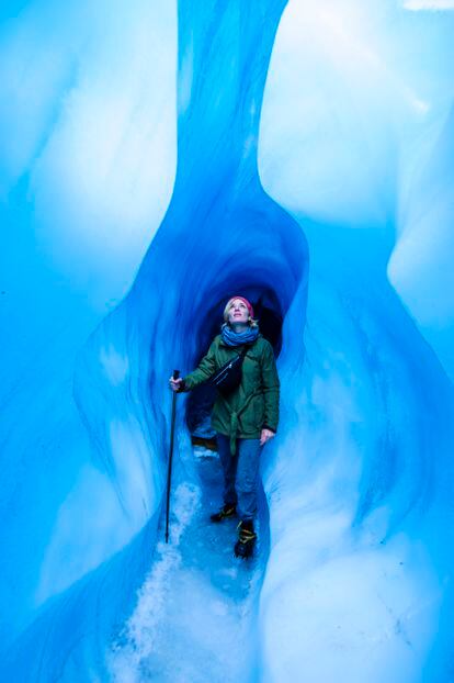 Una mujer en una cueva del Fox Glacier, en la isla Sur de Nueva Zelanda.