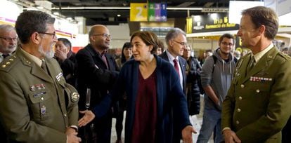 La alcaldesa de Barcelona, Ada Colau, conversa con dos mandos militares.