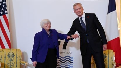 La secretaria del Tesoro de EE UU, Janet Yellen, y el ministro de Economía, Bruno La Maire, se saludan en la cumbre del G-7.