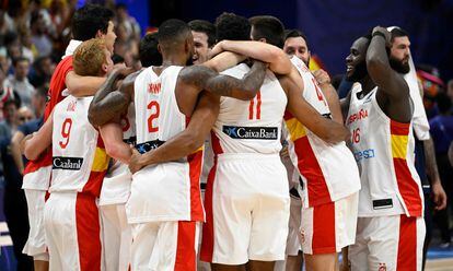 Los jugadores se abrazan tras el final del partido que ha dado la victoria a España ante Francia en el Eurobasket.