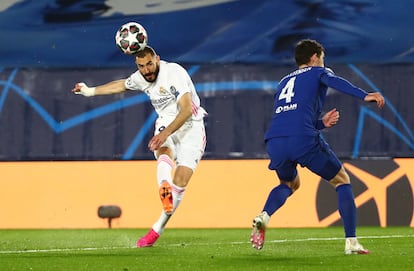 Benzema lanza ante Christensen en el Real Madrid-Chelsea de la ida de las semifinales de la Champions.