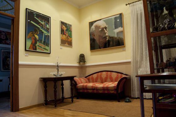 Una imagen de la casa que acoge la muestra de Josep Renau, con obras y material histórico del artista.