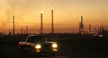 Al fondo, una refiner&iacute;a en la ciudad de Salamanca (M&eacute;xico).