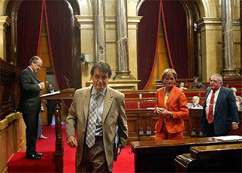 Artur Mas, en el momento de salir del hemiciclo del Parlamento catalán. / JORDI ROVIRALTA