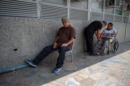 Dos jubilados en huelga de hambre son atendidos por un médico, en Caracas (Venezuela), el 4 de octubre.