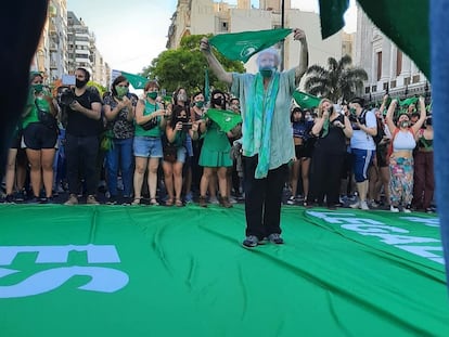 Una histórica militante por el aborto legal, seguro y gratuito en Argentina, frente al Congreso, en Buenos Aires.