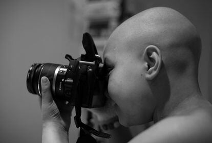 Un niño enfoca con su cámara una vivencia cotidiana gracias al apoyo de jóvenes como él o que han vivido una situación similar