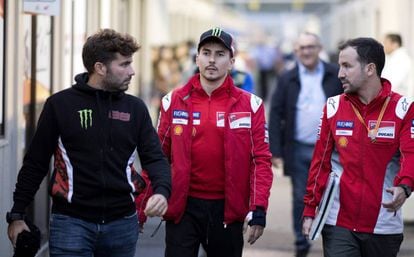 Jorge Lorenzo, con su equipo, en el circuito de Motegi.