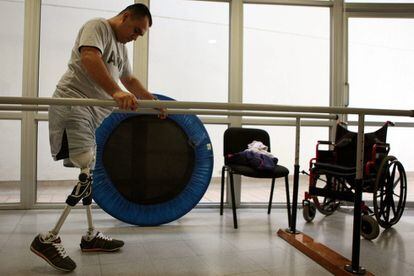 Un soldado del Ejército de Colombia asiste a una terapia en el centro de rehabilitación 'Héroes de Paramillo', en Medellín (Colombia).