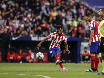 Lemar chuta a puerta ante la presencia de Koke durante el último Atlético-Valencia.