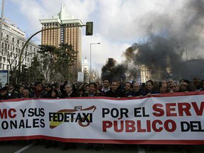 Taxistas de toda Espa&ntilde;a se manifiestan en Madrid contra la CNMC y los servicios de Uber y Cabify.