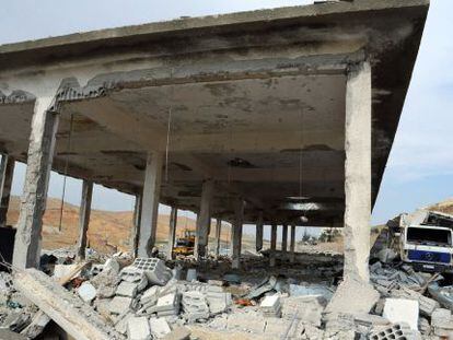 Un edificio destruido por el ataque a&eacute;reo de Israel cerca de Damasco, en una imagen distribuida por la agencia oficial SANA. 