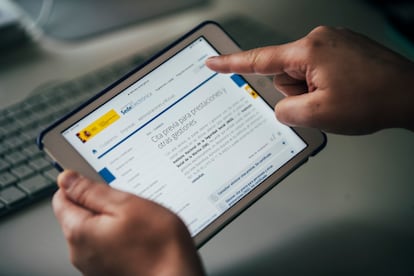 Una usuaria consulta la página del INSS para solicitar una cita presencial en el servicio de la Seguridad Social.