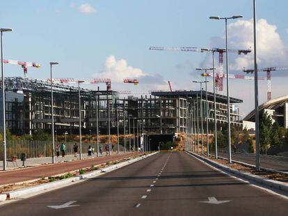 Obras de construcci&oacute;n del Centro Acu&aacute;tico, con el Estadio Ol&iacute;mpico (hoy Wanda Metropolitano) al fondo, en septiembre de 2015.