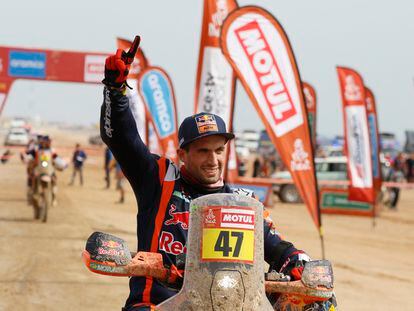 Kevin Benavides en su moto después de ganar el Rally Dakar, este domingo.