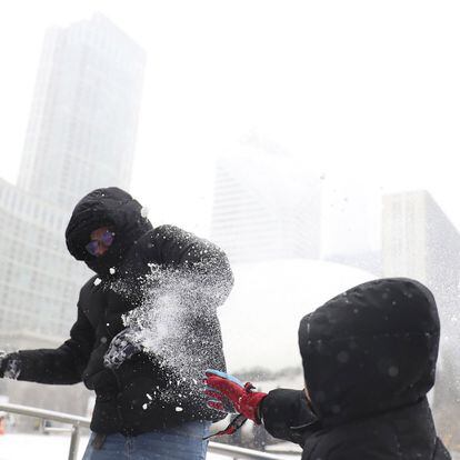 22 December 2022, US, Chicago: Andres Garduno (L) engages in a snow fight with his son on the ice rink at Millennium Park during Thursday's winter storm. Photo: Michael Blackshire/Chicago Tribune via ZUMA Press/dpa
Michael Blackshire/Chicago Tribu / DPA
22/12/2022 ONLY FOR USE IN SPAIN