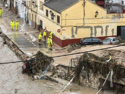 Un grupo de bomberos y personal de los servicios de emergencias trabaja este jueves en Ontinyent (Valencia) ante la crecida de un río. En vídeo, las imágenes de las lluvias torrenciales en Valencia y Albacete.