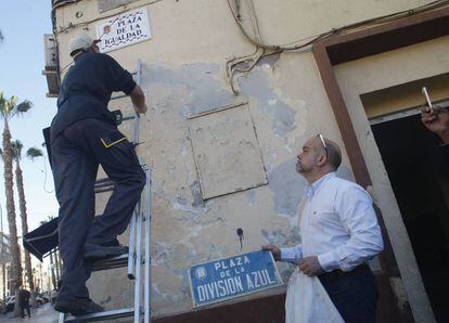 Cambio de placas en una plaza de Valencia.