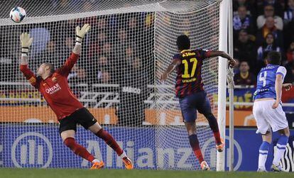 Song, en propia puerta, marca el primer gol.