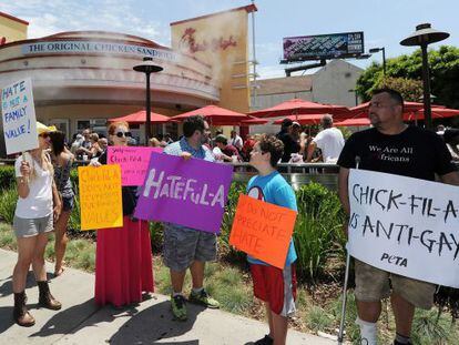 Protesta de partidarios de las uniones gais frente a un restaurante de Chick-fil-A en California. 