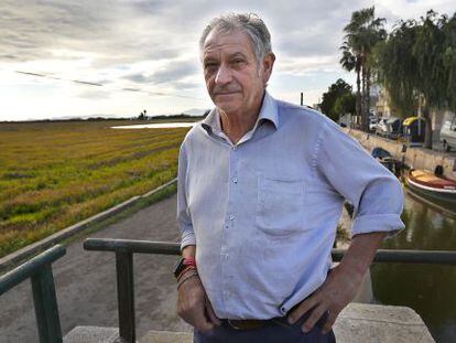 Josep Cavaller, presidente de la Comunidad de Pescadores de El Palmar, con los arrozales secos a su espalda. 